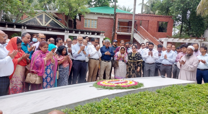 বঙ্গবন্ধুর সমাধিতে সওজের নবনিযুক্ত প্রধান প্রকৌশলীর শ্রদ্ধা 

        